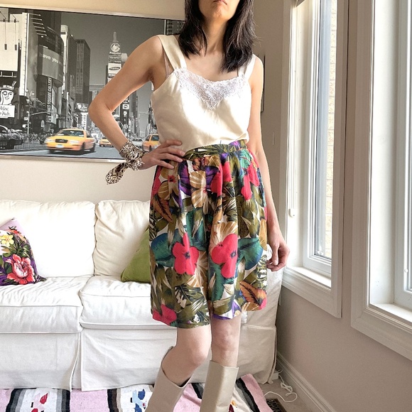 Vintage silk floral print shorts - Picture 2 of 14